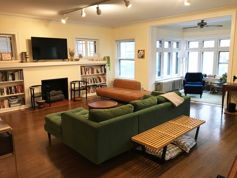 Living Room - 2737 N Hampden Ct