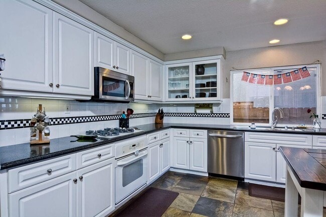 Building Photo - 5216 Topsail Dr