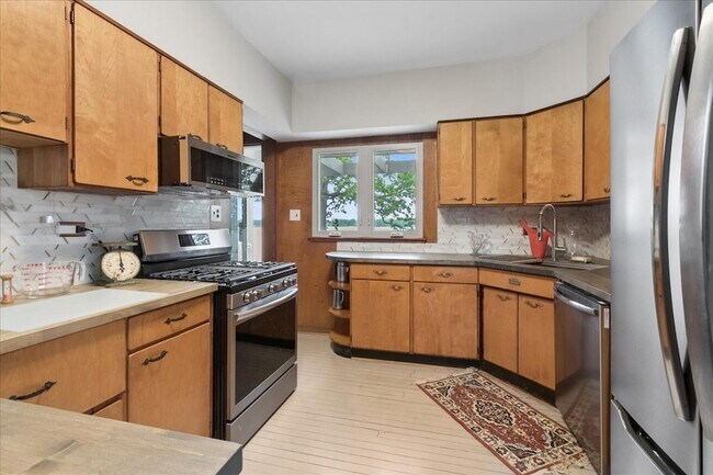Building Photo - 35 Lakeview Pl