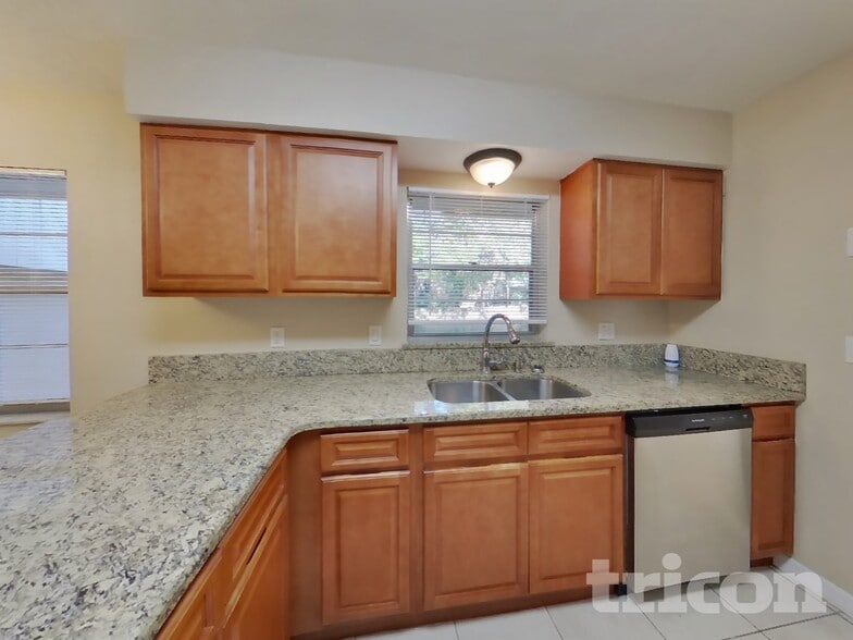 Building Photo - 842 Benchwood Ct