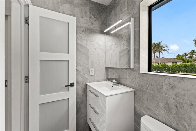 Building Photo - 1049 W Palmetto Park Rd