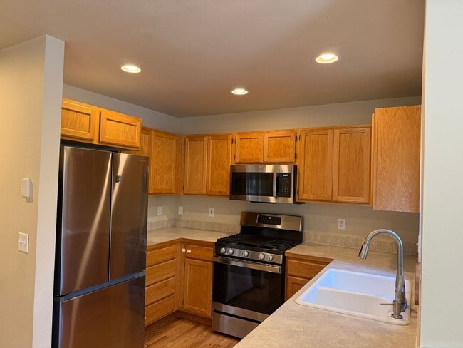 Building Photo - Charming 3 bed, 2.5 bath townhome located ...