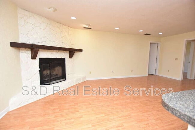Building Photo - 1715 High Point Dr