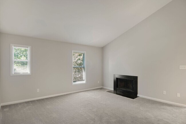 Building Photo - Beautiful 3 bed, 1/5 bath duplex in East R...