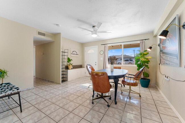 Building Photo - 2614 W Greenway Rd