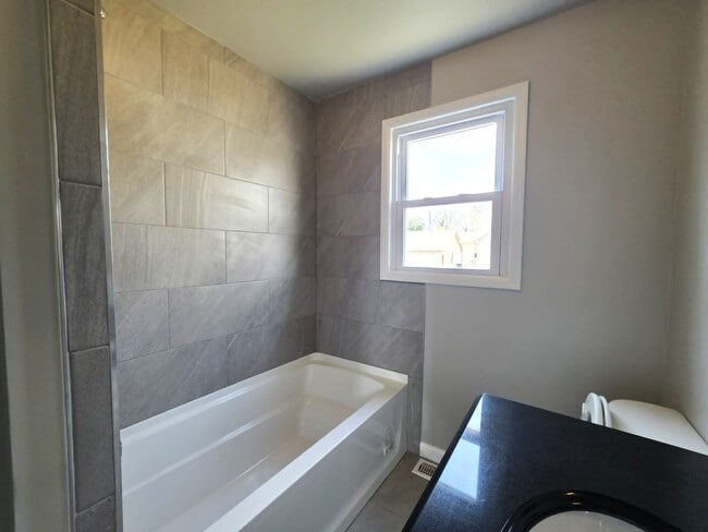 Building Photo - 406 Grove Pl