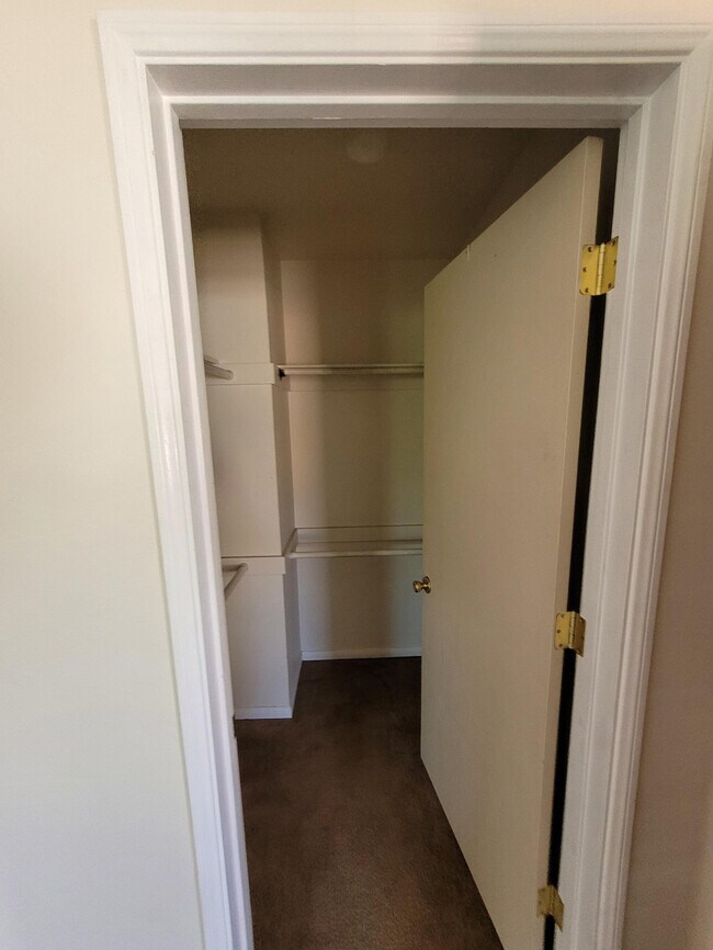 Building Photo - 433 E Ave