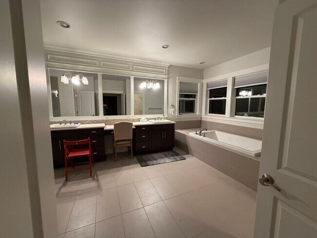 Building Photo - Spacious 5B Home in Desirable Sammamish neighborhood