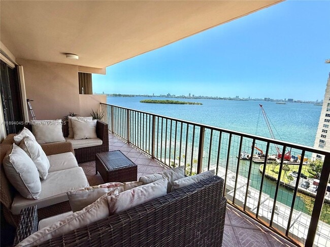 Building Photo - 1800 NE 114th St