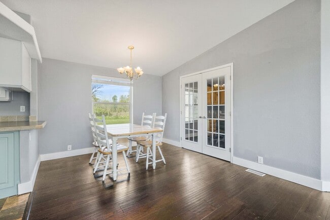 Building Photo - Short term leases available: 3 bed 2 bath ...