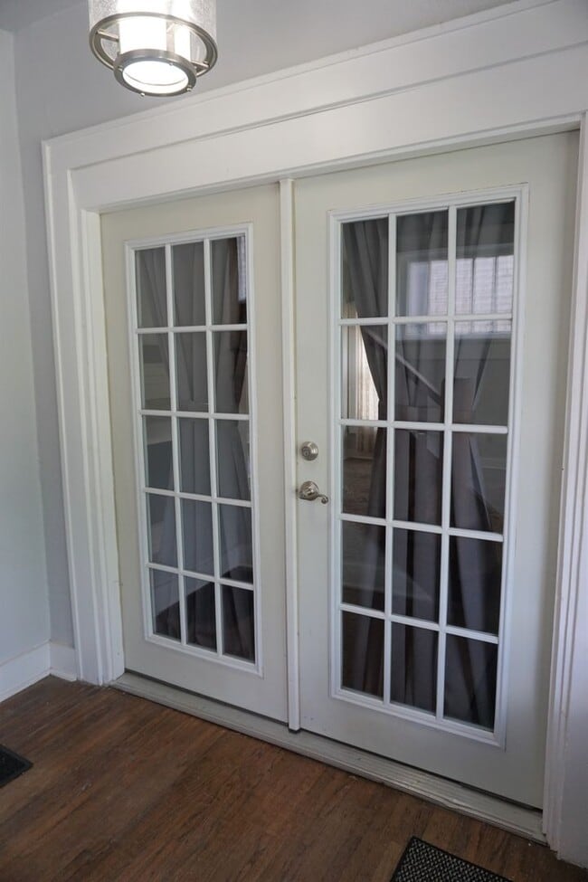 Building Photo - 2 BED 1 BATH DUPLEX MESTA PARK