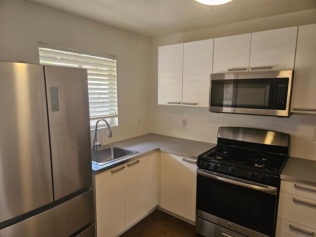 Building Photo - 802 W Turney Ave