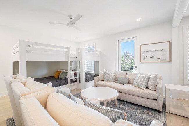 Building Photo - 31 Sarah St