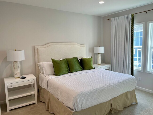 Building Photo - Great 5 Bedroom in Oxford Commons