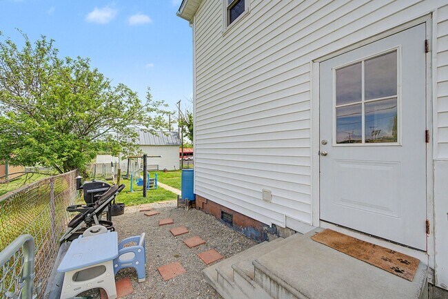 Building Photo - Spacious 5-Bedroom Home Near Radford University