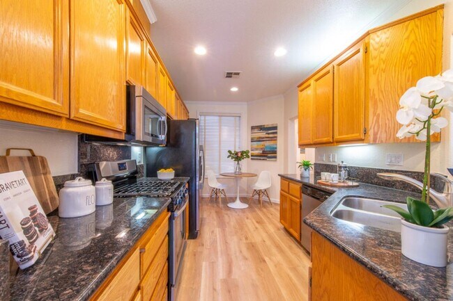 Building Photo - Newer 2 story townhome in desirable South San Jose Neighborhood