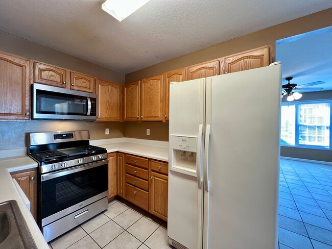 Building Photo - 3-Bed, 3-Full Bath, End Unit, 1-Car Garage!