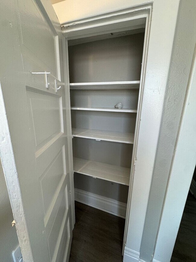 Building Photo - 810 Amity St