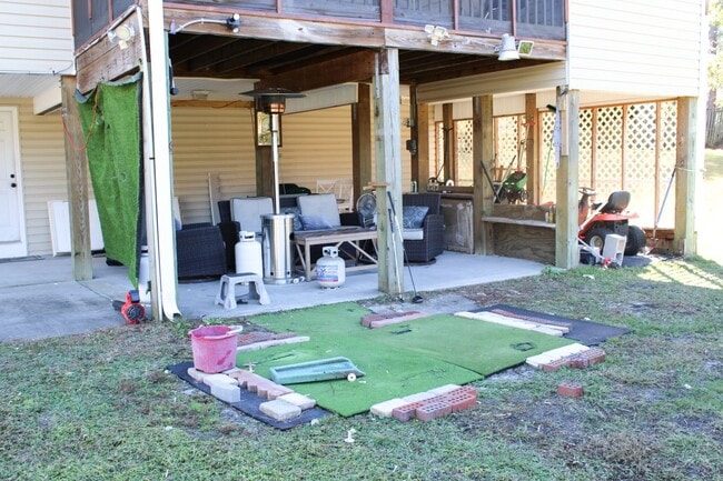 Building Photo - Charming 3BD, 2BA home with spacious yard and screened in porch