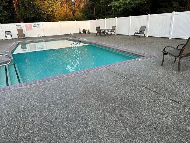 Building Photo - Sammamish 2 Bed 2 Bath