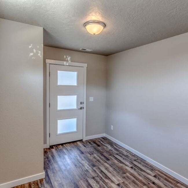 Building Photo - 4-Bedroom Townhome in West Boise