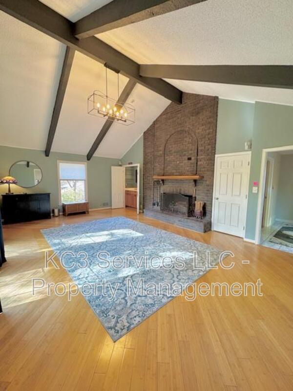 Building Photo - 615 E 101st Ter