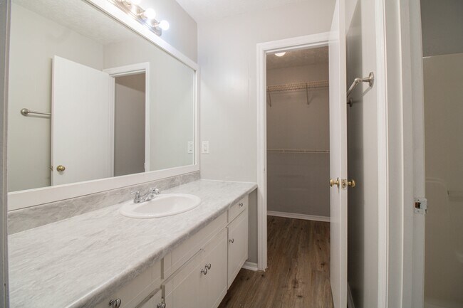 Building Photo - 5451 Minnie Lee Dr