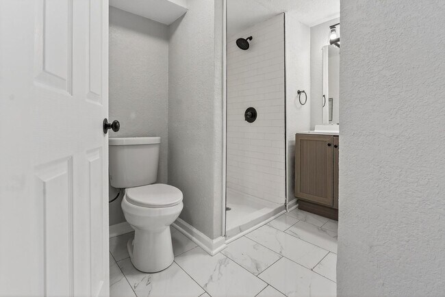 Building Photo - Hard-to-Find 6-Bedroom Home in Grandview!