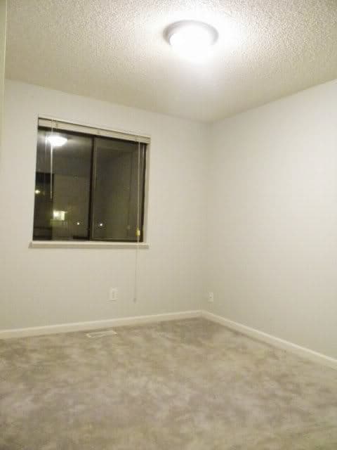 Building Photo - Beautiful Remodeled 3BR/2.5BA Home in Kent...