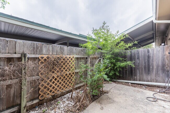Building Photo - 3678 Hidden Dr