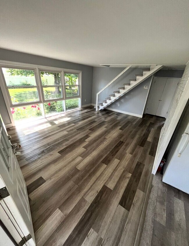 Building Photo - 4 bedroom 2 bath home in the Crabtree section of Levittown. Available for move in now