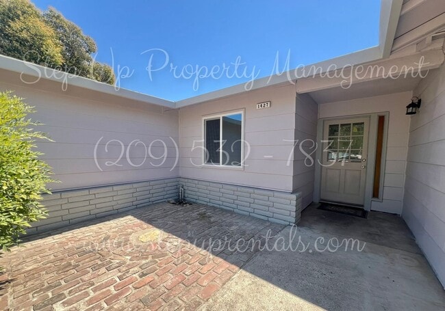 Building Photo - Beautifully Updated 4-Bedroom Home on Half...