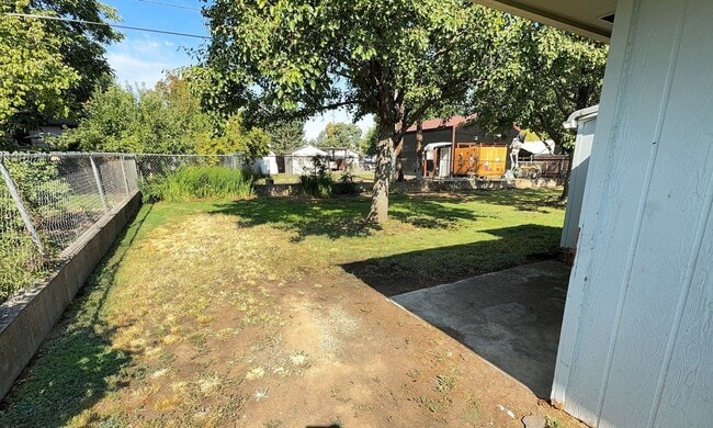 Building Photo - NEWLY REMODELED 2 Bed/1 Bath Apartment in Clarkston WA