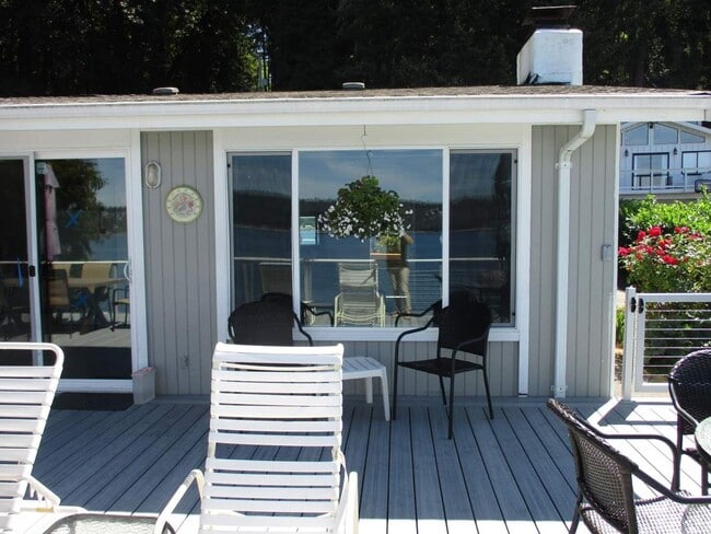 Building Photo - Charming Partially Furnished Waterfront Home in Gig Harbor