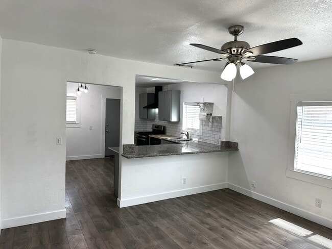 Building Photo - 1532 N Calaveras St