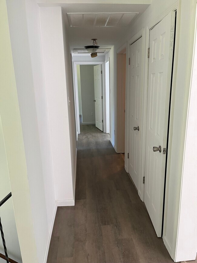 Building Photo - 13 Jason Ct