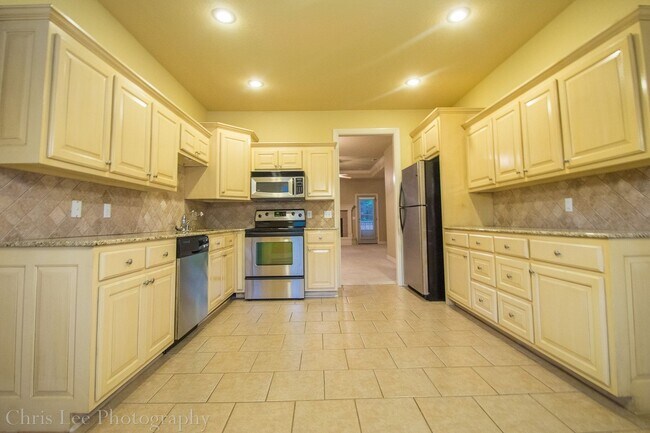 Building Photo - Beautiful & spacious 4 Bedroom condo w/fen...