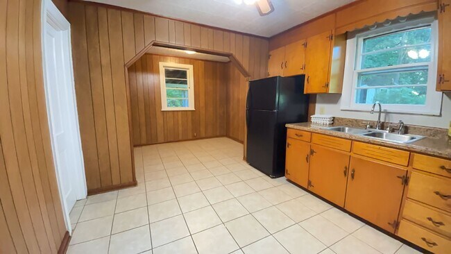 Building Photo - Spacious 2 Bedroom/1 Bath Home