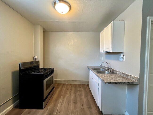 Building Photo - 2705 Lorraine St