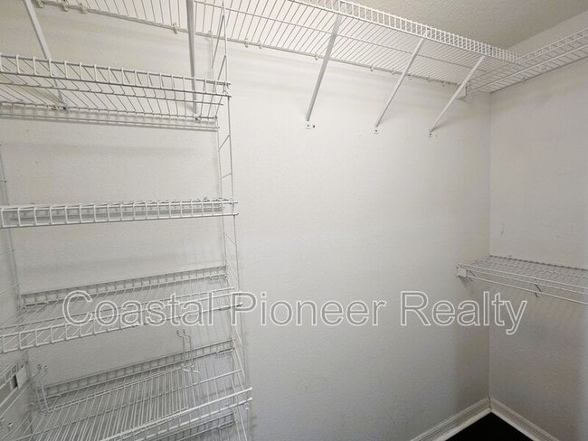 Building Photo - 10441 Greendale Dr