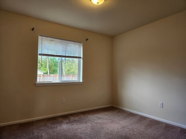 Building Photo - Desirable Home Located In Silverdale
