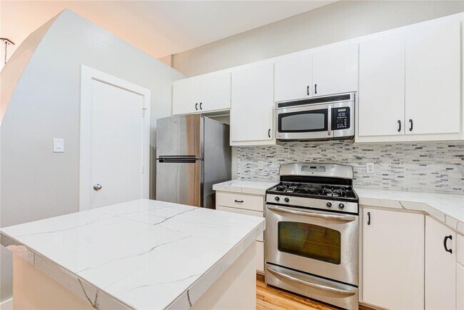 Building Photo - 8715 Meadowcroft Dr