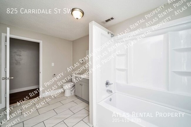 Building Photo - 825 Carridale St SW