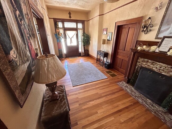 Building Photo - Lovely Historical Home