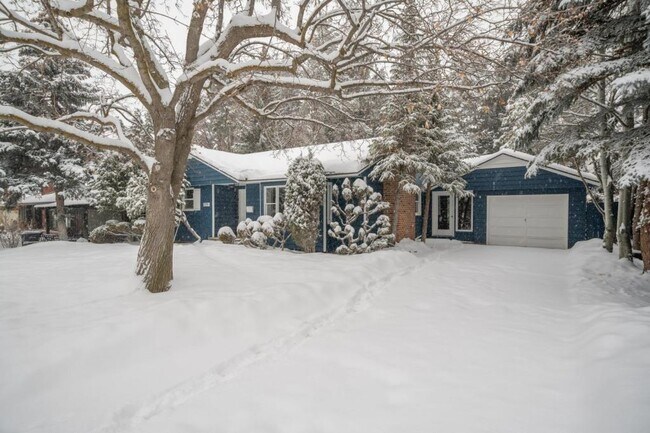 Primary Photo - 225 E 25th St