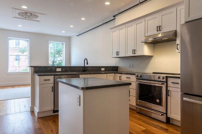 Building Photo - 21 Central St