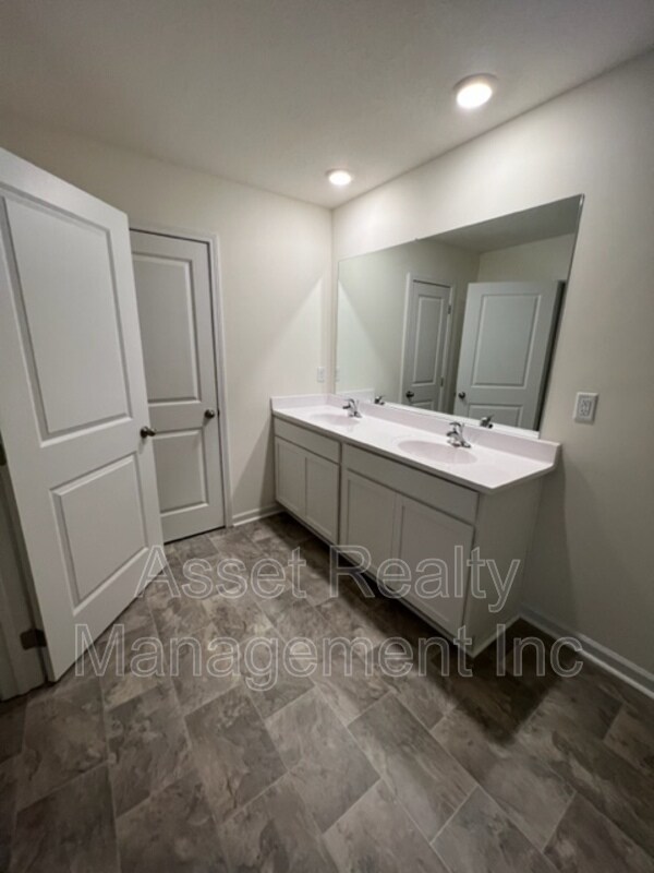 Building Photo - 323 Everleigh Cir
