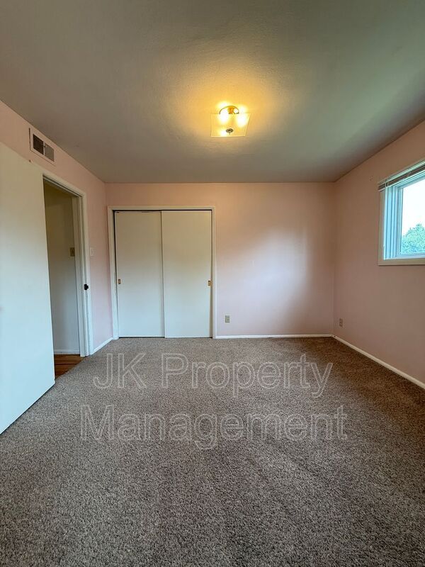 Building Photo - 806 Forest Ave