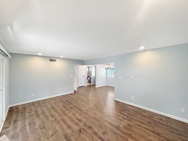 Building Photo - Stunning 3BD/1.5 BA W/ Attached Garage & P...