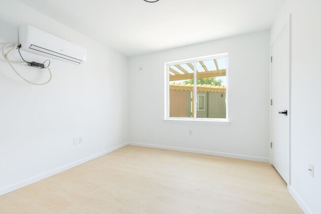 Building Photo - 3003 W Glenwood Ave